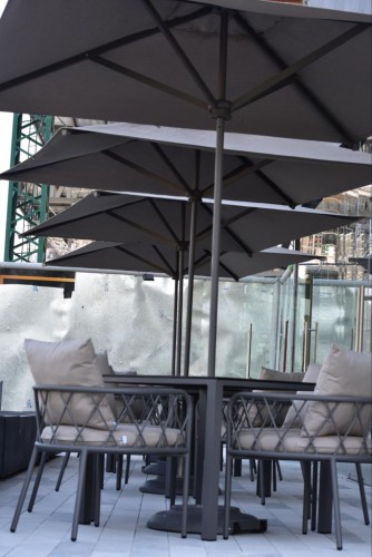 Sombrillas, sillas y mobiliario